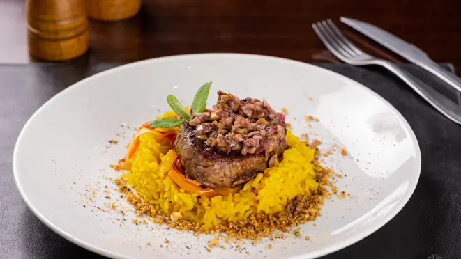 No Almakan você pode provar o mignon azai: filé mignon grelhado, servido com arroz de açafrão.