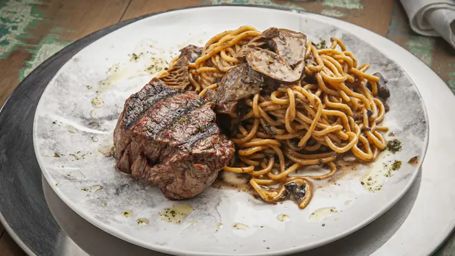 Espaguete ao funghi trufado com mignon do Anarco Batel. O restaurante traz outras opções com mignon.