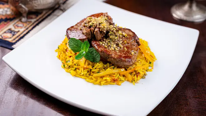 O restaurante serve no almoço mignon grelhado ao molho de azeitona, acompanhado de arroz de açafrão.