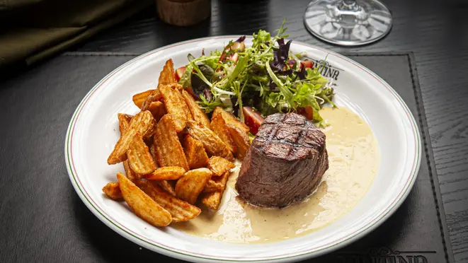 Para o prato principal, no jantar, mignon com molho de mostarda, batata rústica e salada da casa. O restaurante tem outras opções com o corte.