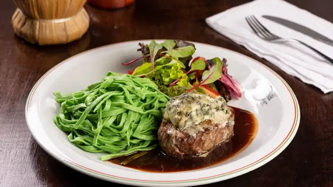 No jantar o restaurante serve filé mignon grelhado com tagliatelle de espinafre.