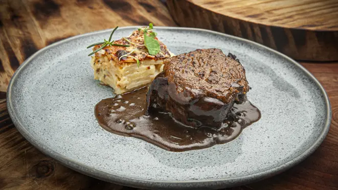 No Gianttura, mignon grelhado em crosta úmida de especiarias com batatas dauphinoise.