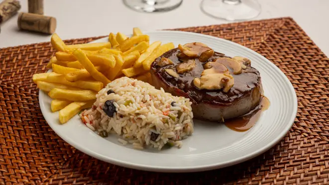 Filé mignon grelhado com bacon, servido com arroz à grega. O Fornão tem outras opções com mignon.