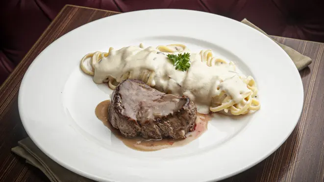 A opção de prato principal no Paris 6 é um mignon servido com fettuccine ao molho alfredo.
