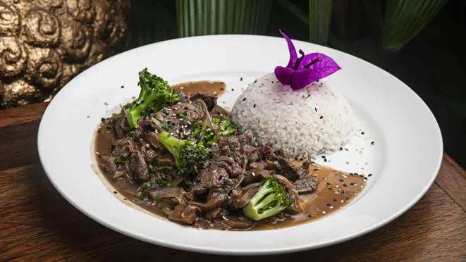 O Thai serve no jantar o filé mignon com cogumelos e brócolis ao molho de ostra.