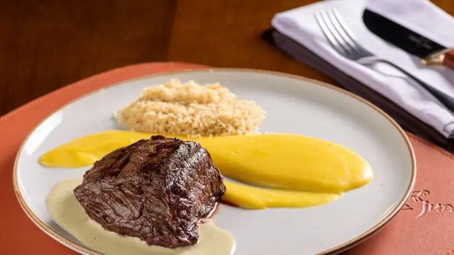 Top sirloin com purê de mandioquinha e molho gorgonzola do Pobre Juan.