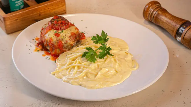 O Tartoni traz empanado de filé mignon moído, recheado e coberto com queijo provolone e molho de tomate. Acompanha espaguete ao molho quatro queijos. O restaurante tem outra opção com carne.