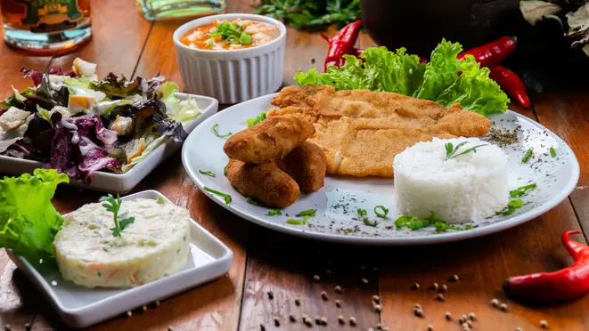 Filé de linguado à milanesa, arroz, banana à milanesa, maionese, salada Caeser.