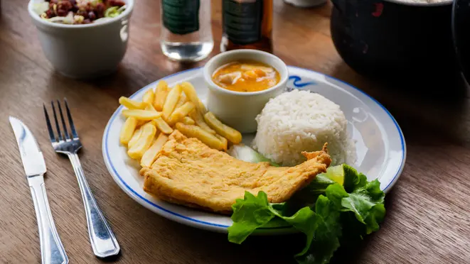 Filé de peixe ao molho de camarão e palmito, fritas, salada e arroz.