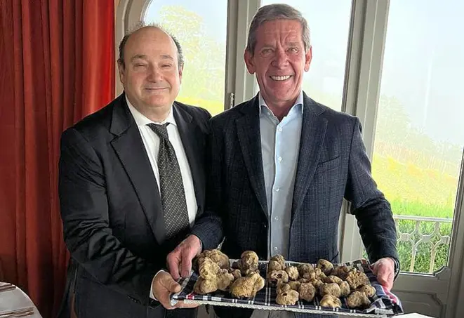 Chef Junior Durski exibindo as trufas recém-caçadas em Alba. Com ele, Marco Bovio, do Bovio Ristorante La Morra, reconhecido como um dos melhores do mundo.