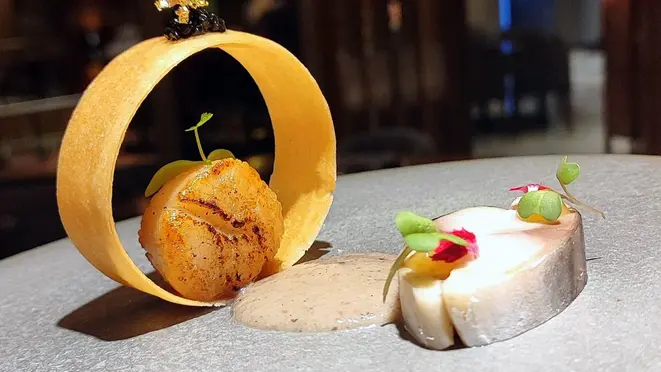 Vieira de hokkaido com Saba e ar de umami - com folha de ouro por cima. O primeiro prato a ser servido no jantar harmonizado desta quarta.