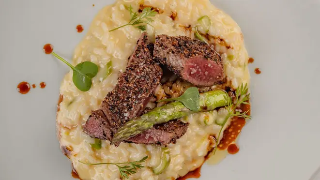 Lombo de cordeiro grelhado ao poivre, risoto de aspargos, molho rôti - do menu especial do Terra Madre.