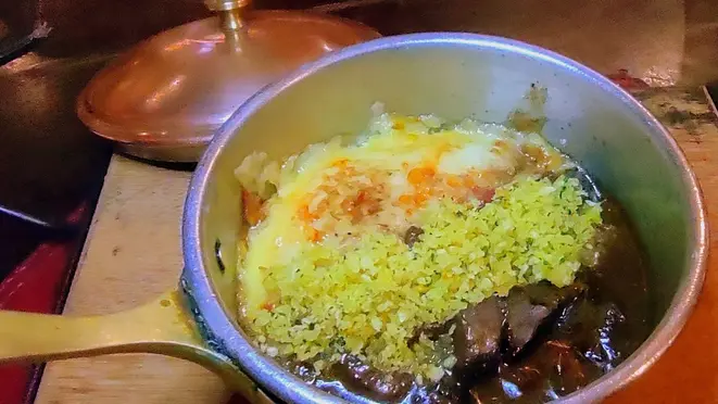 Ossobuco, gratinado com polenta cremosa, lascas de Grana Padano e finalizado com crosta cítrica.