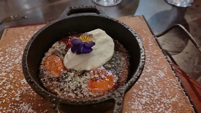 Clafoutis e creme azedo, sobremesa.