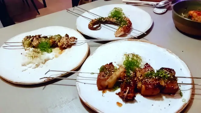Espetinhos de polvo, de cogumelos e de carne bovina.