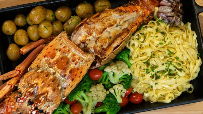 Lagosta a la plancha, do Cas.Cais. É acompanhada de fettuccine na manteiga, legumes grelhados, batatas sautées e alho assado.