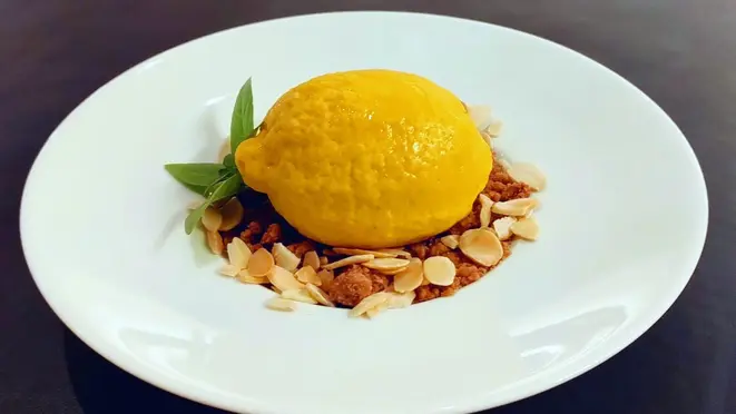 Sobremesa: Limone con gelado e limoncello. Pode acreditar: esse limão siciliano aí da foto, é feito de chocolate branco, não é a fruta natural.
