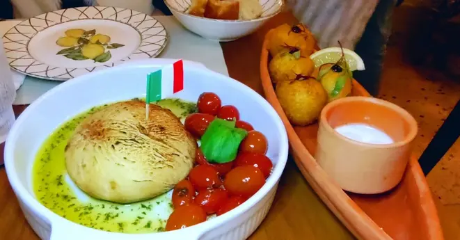 Duas das entradas: Burrata ao forno e Arancini ai formaggio. | Foto: Anacreon de Téos