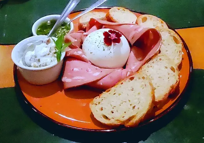 Burrata cremosa, mortadela italiana, molho pesto da casa e pistaches crudos. | Foto: Anacreon de Téos