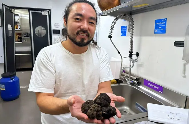 Chef Felipe Miyake, do Duq Gastronomia, com as trufas negras que chegaram e já estarão sendo servidas neste sábado (02).