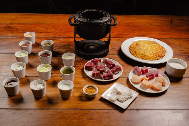 Fondue de carnes bovina, suína, frango e peixe, na pedra ou óleo, acompanhadas por 12 molhos e batata suíça, do Le Réchaud. Foto: Priscilla Fiedler
