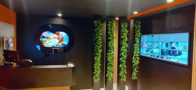 A agradável sala de espera para o take away. Dali é possível observar o trabalho dos sushimen. | Foto: Anacreon de Téos