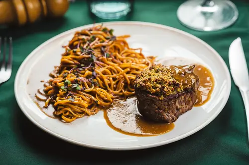 Mignon grelhado em crosta de castanhas e linguini na manteiga de vinho tinto. | Foto: Priscilla Fiedler