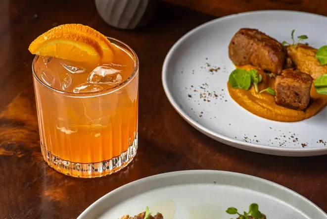 São sete drinques servidos em dobro, para acompanhar os petiscos no happy hour do Grés. | Foto: Gaby Schroeder