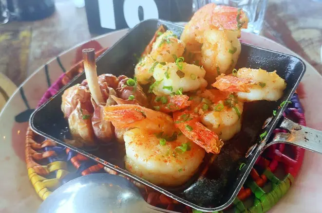 Gambas al ajillo (camarões rosa refogados na manteiga de camarão e alho, da Taberna do Eliseu. | Foto: Anacreon de Téos