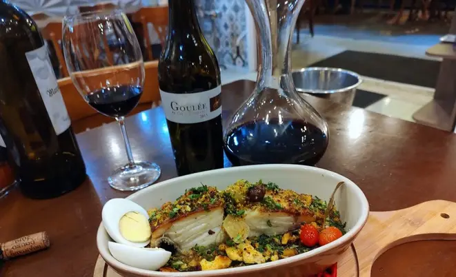 Bacalhau ao forno, receita clássica. Com um bom vinho é o que de melhor se tem. | Foto: Anacreon de Téos