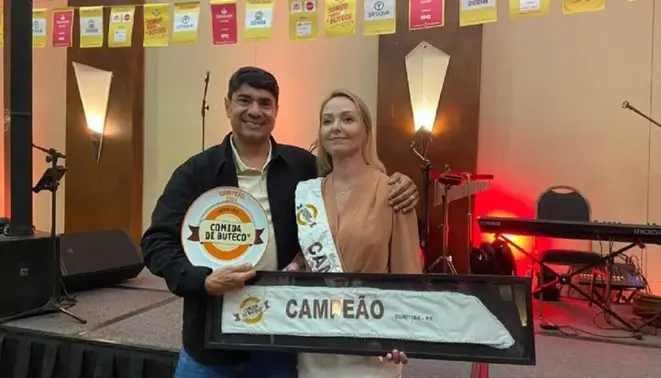 O casal proprietário do Bom Bolinho, vencedor do Comida di Buteco 2024 de Curitiba. Foto: Bárbar Schiontek/Tribuna do Paraná