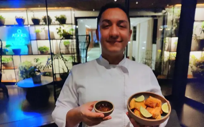 Chef Luan Honorato criou um menu inteiro com petiscos de boteco (aqui, Frango frito, com molho especial). | Foto: Anacreon de Téos
