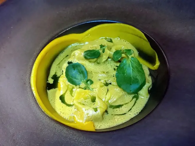 <em>Sopressini na manteiga noisette, creme de abóbora e caldo de mariscos</em>, começando os pratos principais. | Foto: Anacreon de Téos