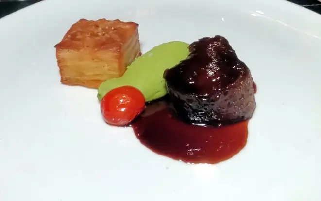 Língua glaceada, mil folhas de batata e purê de ervilha. | Foto: Anacreon de Téos