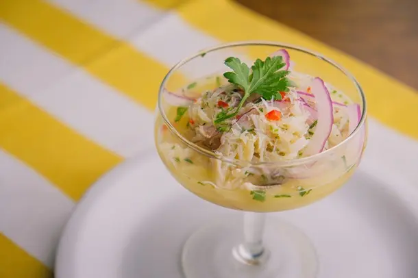 No By Cuca, o ceviche de siri é uma das entradas