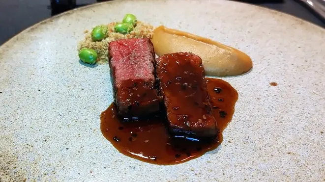 Wagyu yakiniku e uma surpreendente farofa de edamame. | Foto: Anacreon de Téos
