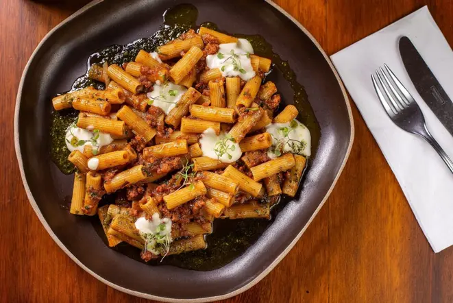 Rigatoni com Ragu de Linguiça Blumenau, do Restaurante Drummond. Foto: Luciano Dias.