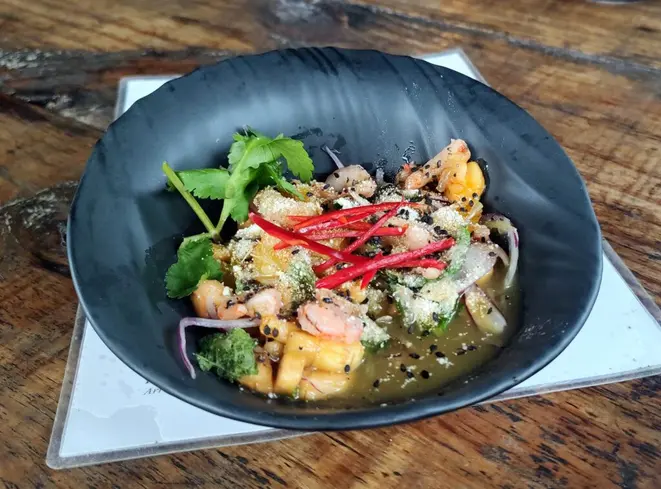 Salada thai de camarão, com laranja e banana-da-terra, molho de capim-limão e melado, o delicioso prato de Claudia Dotti no Morretes Chefs. | Foto: Anacreon de Téos