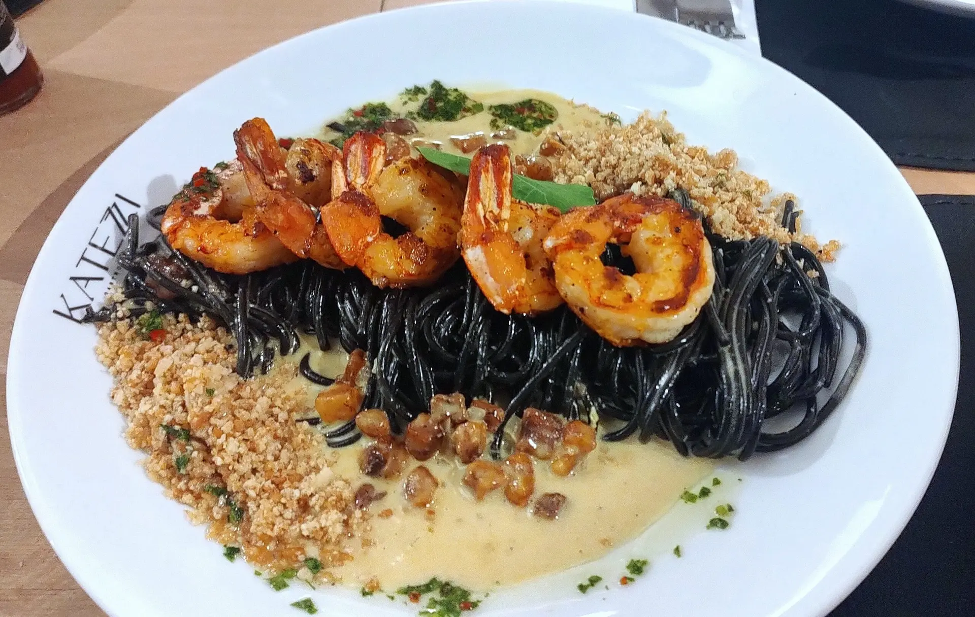 Chegou o Katezzi, com sotaque italiano, mas com alguns passeios pelo mundo