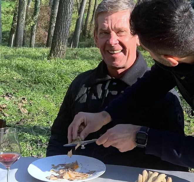 Junior Duski sendo servido por Marco Ronzano, seu amigo e fornecedor de tartufo bianco. | Foto: Divulgação