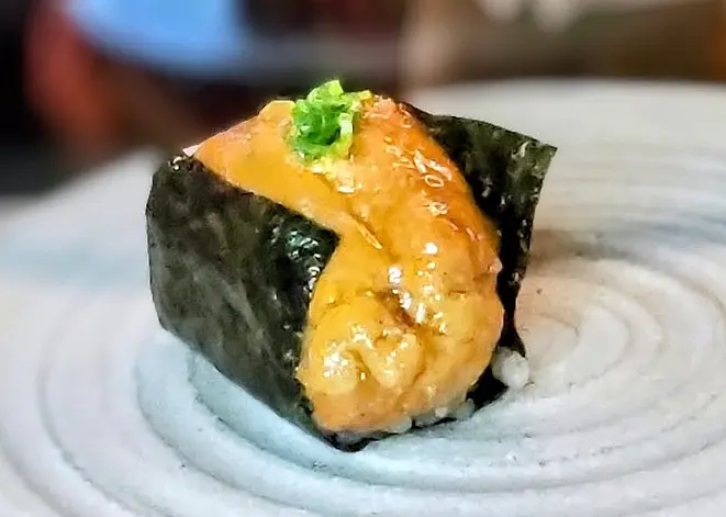 O Uni (ouriço do mar) não é sempre que tem, pois a caça dele depende do movimento das águas. Mas quando tem, é delicioso. | Foto: Anacreon de Téos
