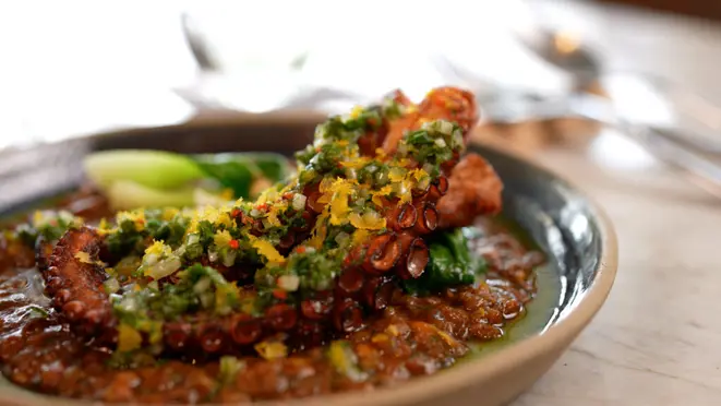 Polvo grelhado, com lentilhas verdes, embutidos, gremolata, couve bok choy e bottarga - prato do mar. | Foto: Estanis Neto