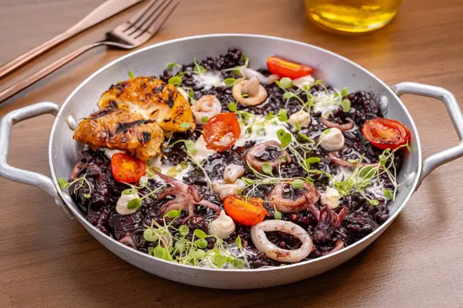 Arroz Negro de Calamares, do Tapa Madre. Foto: Festival Bom Gourmet.