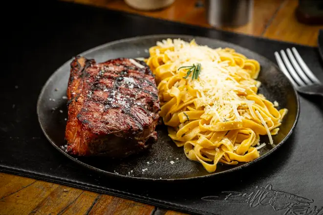 Steak de Chorizo com Fettuccine na Manteiga. Foto: Priscilla Fiedler/Festival Bom Gourmet.