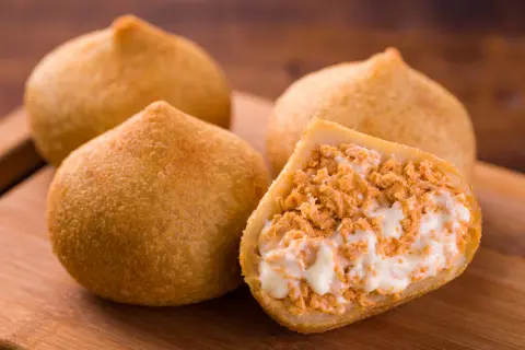 Coxinha do Posto Pelanda, eleita a melhor de Curitiba no Prêmio Bom Gourmet 2026. Crédito: Divulgação