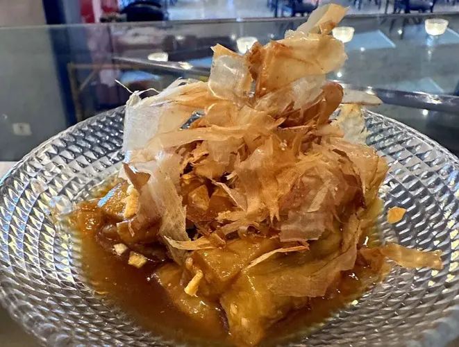 Beringela, ponzu, alho e katsuobushi, uma das entradas propostas. | Foto: Divulgação