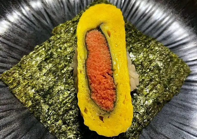 <em>Temaki tamago mentaiko</em> (ovas de bacalhau), um dos pratos principais do Fujii. | Foto: Divulgação