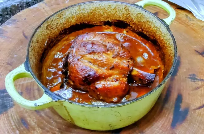 O Stinco de cordeiro ainda na panela de ferro, logo ao sair do forno. | Foto: Anacreon de Téos