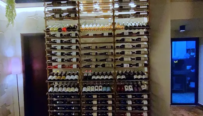 Adega da Osteria Lupita expõe, no salão, todos os rótulos para a harmonização com os pratos. | Foto: Anacreon de Téos
