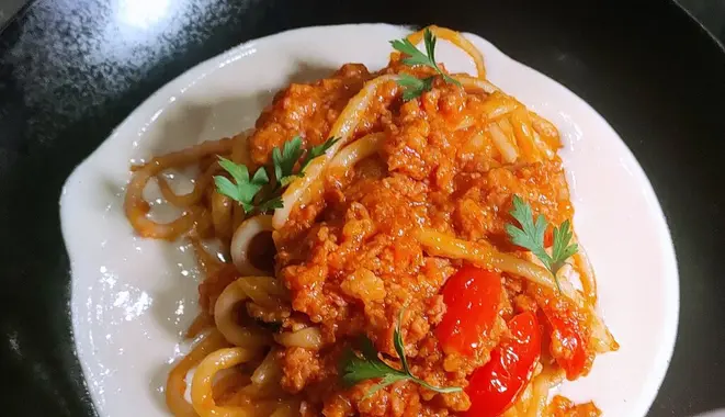 <em>Pici com ragu de linguiça, sobre fonduta de parmesão</em>. | Foto: Anacreon de Téos
